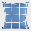 Cojín impermeable Nuquí de 50 x 50 cm con fondo azul y patrón de cuadrícula blanca, ideal para decorar tu hogar.