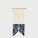 Colgante Maral de GAIA con diseño de macramé, presenta un patrón en la parte superior y flecos largos en tonos azul marino.