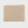 Frazada Gazia en color beige con textura acanalada, perfecta para añadir calidez y estilo a tu hogar.