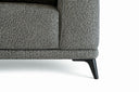 Sofa de 2 cuerpos Oli en tono gris, con un diseño moderno y patas negras visibles, ideal para cualquier sala.