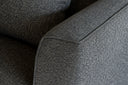 Sofá de 2 cuerpos Oli con un diseño elegante y acolchado suave, mostrando un brazo redondeado en tela gris.