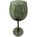 Set de dos copas verdes con base larga y tazón redondo, ideal para decorar tu mesa y disfrutar de tus bebidas favoritas.