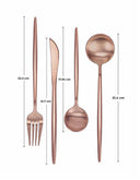 Juego de cubiertos en color bronce para 4 personas, incluyendo tenedor, cuchillo, cuchara y cuchara de servir.