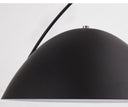 Lámpara de piso Pluma con diseño minimalista, estructura esbelta y pantalla en forma de cúpula, ideal para espacios contemporáneos.