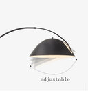 Lámpara de piso Pluma con diseño curvado y elegante en color negro, ideal para iluminar espacios contemporáneos.