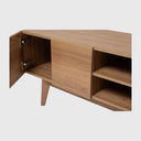 Mueble de TV Meztli con acabado en madera, estante abierto y gabinete moderno con patas anguladas, ideal para tu sala.