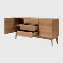Credenza Meztli con acabado de madera, diseño moderno y minimalista, cuenta con dos cajones abiertos y una puerta de gabinete.