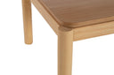 Mesa de centro Akari de 100 cm con acabado en encino, mostrando sus patas cilíndricas y superficie suave.