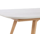 Mesa de comedor Sei de 160 cm en color blanco, con superficie rectangular y patas de madera, diseño simple y bordes redondeados.