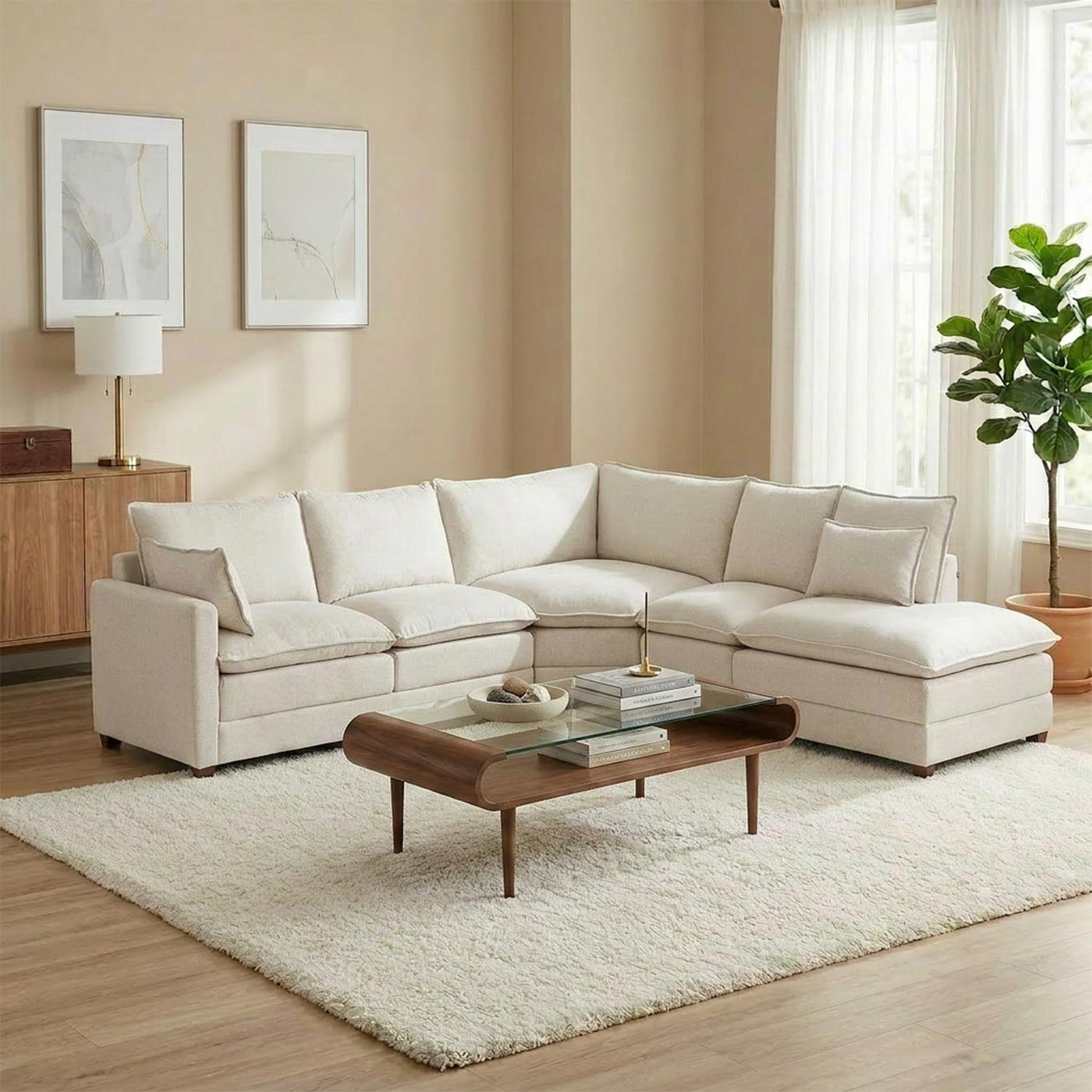 Set modular de 5 plazas con banca derecha Andrea Marfil, dispuesto en forma de L, con mesa de café y elementos decorativos.