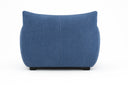 Sillón Bloom azul con diseño moderno, respaldo redondeado y patas negras, ideal para cualquier espacio de tu hogar.