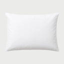 Vista frontal de la almohada Brilliance Premium en color blanco con firmeza alta; presenta una superficie lisa y estructurada diseñada para brindar un soporte cervical superior y constante.