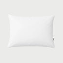 Vista frontal de la almohada Brilliance Premium en versión suave; destaca por su gran capacidad de acogida y textura mullida que se adapta instantáneamente al contorno de la cabeza.