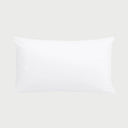 Vista frontal de la almohada Brilliance Premium en tamaño King Size y color blanco; presenta una estructura firme de gran formato con superficie lisa y una etiqueta lateral negra distintiva.