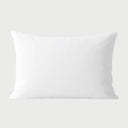 Vista frontal de la almohada King Size Brilliance Premium de firmeza media; su diseño ofrece un equilibrio entre suavidad y soporte, ideal para usuarios que buscan un descanso versátil en formato extra ancho.