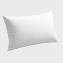 Perfil lateral de la almohada ergonómica blanca, mostrando su grosor y firmeza estructural diseñada para mantener la alineación correcta de la columna durante el sueño.