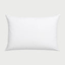 Vista frontal de la almohada ergonómica de firmeza media; muestra una estructura equilibrada en color blanco que ofrece un soporte estable sin ser rígido, manteniendo una estética de hotel premium.