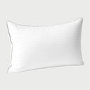 Perfil lateral de la almohada Premium blanca, mostrando un grosor equilibrado diseñado para proporcionar soporte y adaptabilidad constante durante el descanso.