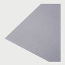 Perfil lateral de la almohadilla Puler gris, donde se aprecia su diseño ultra delgado y flexible que se adhiere perfectamente a superficies planas sin crear relieves incómodos.
