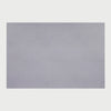 Vista frontal de la almohadilla para escritorio Puler en color gris; presenta una superficie rectangular de textura suave y uniforme, diseñada para facilitar el deslizamiento del mouse y proteger la superficie del mueble.