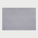 Vista frontal de la almohadilla para escritorio Puler en color gris; presenta una superficie rectangular de textura suave y uniforme, diseñada para facilitar el deslizamiento del mouse y proteger la superficie del mueble.