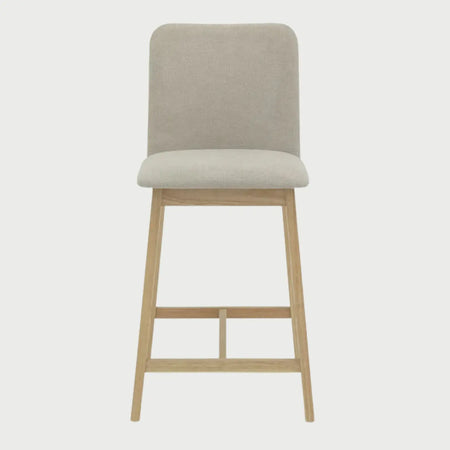 Vista frontal del banco alto Ledel tapizado en tela beige, con un respaldo alto de silueta rectangular y bordes suavizados, asiento acolchado y base de cuatro patas de madera en acabado encino con reposapiés integrados.
