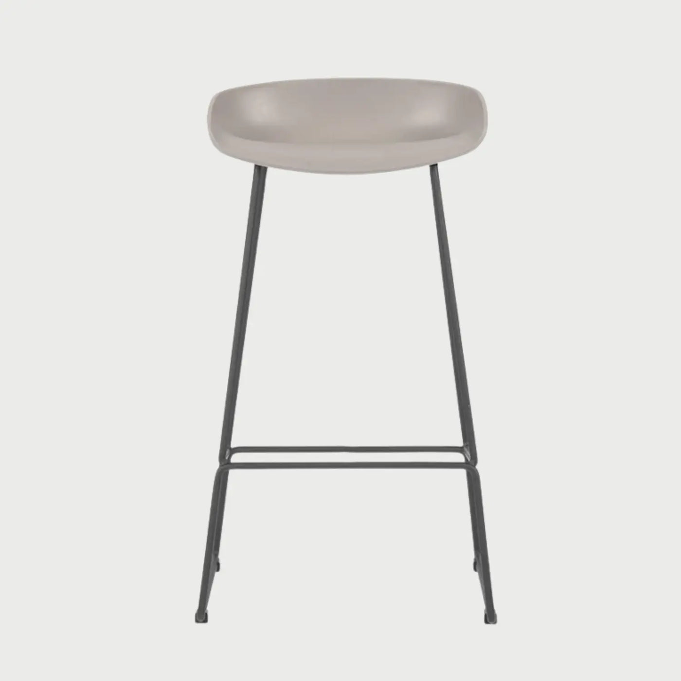 Vista frontal del banco alto Morel en color beige, con un asiento ergonómico de perfil bajo y bordes curvos, sostenido por una estructura esbelta de cuatro patas metálicas en color gris oscuro con reposapiés integrado.