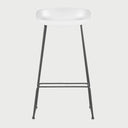 Vista frontal del banco alto Morel en color blanco, destacando su estética pulcra y minimalista sobre la base metálica industrial.