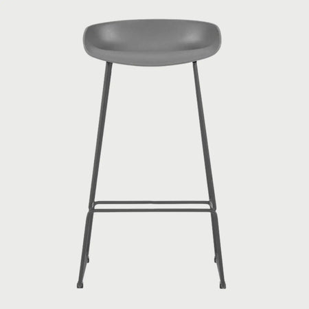 Vista frontal del banco alto Morel en color gris, con un diseño monocromático y contemporáneo ideal para barras de cocina modernas.