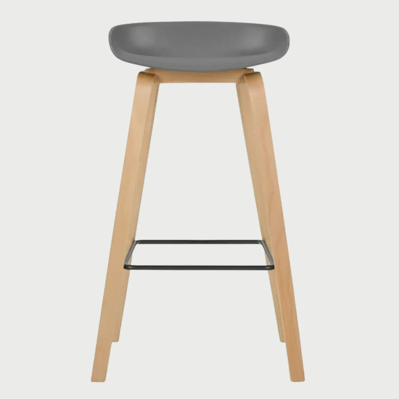 Vista frontal del banco alto Perique en color gris, destacando su silueta minimalista y el contraste entre el asiento sintético y las patas de madera clara.