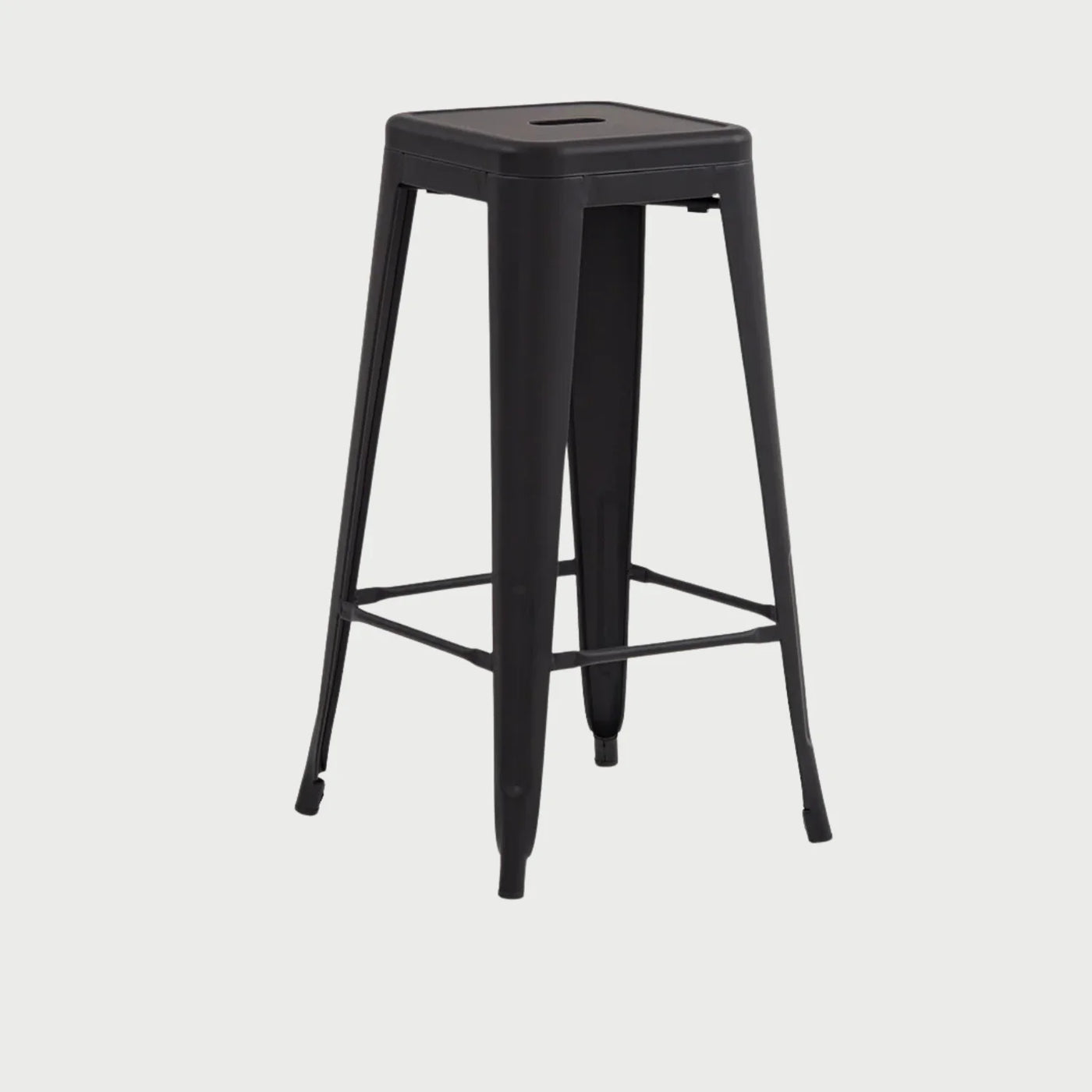 Banco alto réplica Tolix de 77 cm color negro con diseño industrial metálico vista frontal.