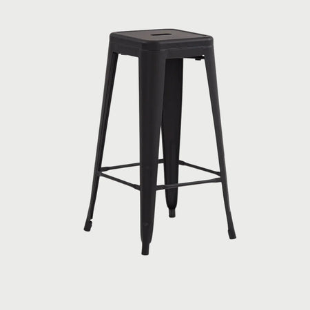 Banco alto réplica Tolix de 77 cm color negro con diseño industrial metálico vista frontal.