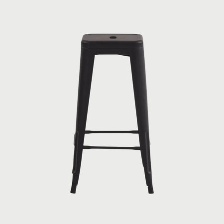 Vista lateral del banco alto estilo Tolix negro mostrando la estructura de patas cónicas