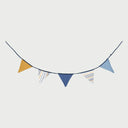 Vista frontal de la guirnalda de banderines Niove de 150 cm en color azul; presenta cinco banderines triangulares de diversos diseños: amarillo mostaza, blanco con puntos azules, azul marino, blanco con líneas y azul claro.