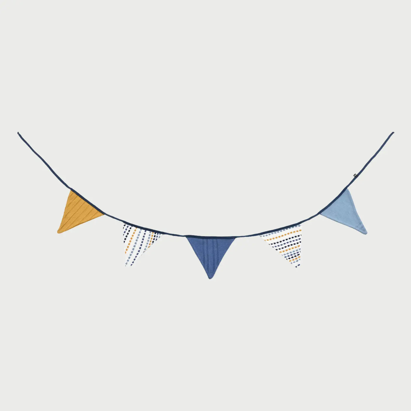 Vista frontal de la guirnalda de banderines Niove de 150 cm en color azul; presenta cinco banderines triangulares de diversos diseños: amarillo mostaza, blanco con puntos azules, azul marino, blanco con líneas y azul claro.