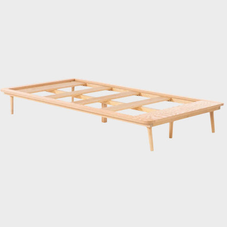 Base de cama individual Sei en madera natural con estructura resistente y diseño minimalista