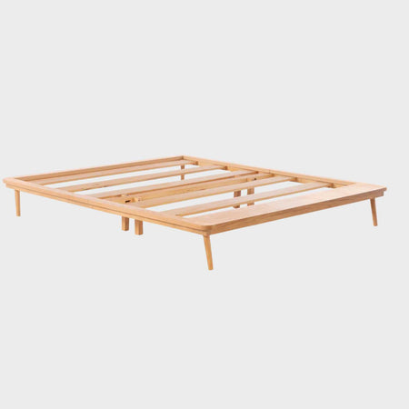 Base de cama king size Sei Natural en madera con pie de cama y diseño minimalista