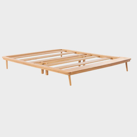 Vista en perspectiva de base de cama king size Sei Natural con estructura reforzada