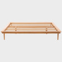 Vista superior de base de cama king size Sei Natural con soporte de tablillas de madera