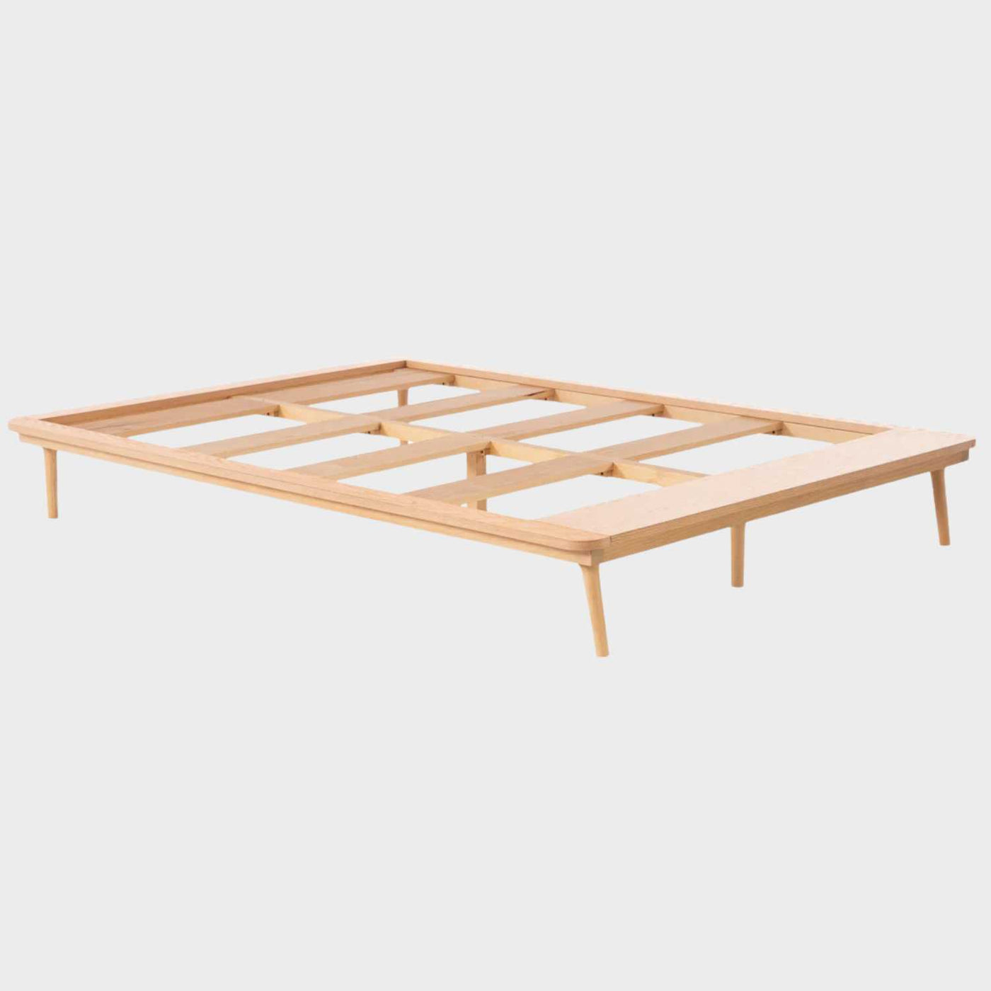 Base de cama matrimonial Sei Natural en madera con pie de cama y diseño minimalista