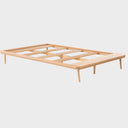 Vista lateral en perspectiva de base de cama matrimonial Sei Natural con estructura reforzada