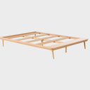 Vista lateral de base de cama queen size Sei Natural con estructura reforzada