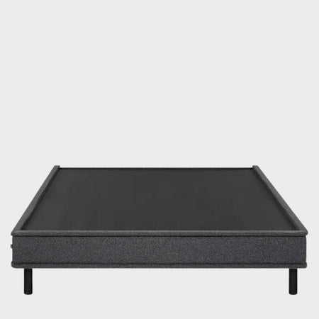 Base individual Copilco GAIA tapizada en tela gris oscuro con patas negras para recámara moderna