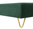 Base queen size Skye en color verde con un diseño moderno y minimalista, patas doradas anguladas que aportan estilo.