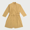 Vista frontal de la bata de baño Vanti en talla grande (L/XL) de color beige; diseño de corte tipo kimono con cuello en V, mangas largas y un cinturón ancho anudado al centro para un ajuste personalizado.