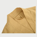 Perfil lateral de la bata Vanti beige en talla L/XL, resaltando la amplitud de las mangas y la caída fluida del tejido de algodón que llega por encima de la rodilla.