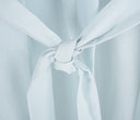 Vista frontal de la bata de baño Vanti en talla L/XL de color blanco puro; presenta un diseño minimalista de estilo kimono con cinturón ajustable y mangas largas, confeccionada en algodón de alta absorción.