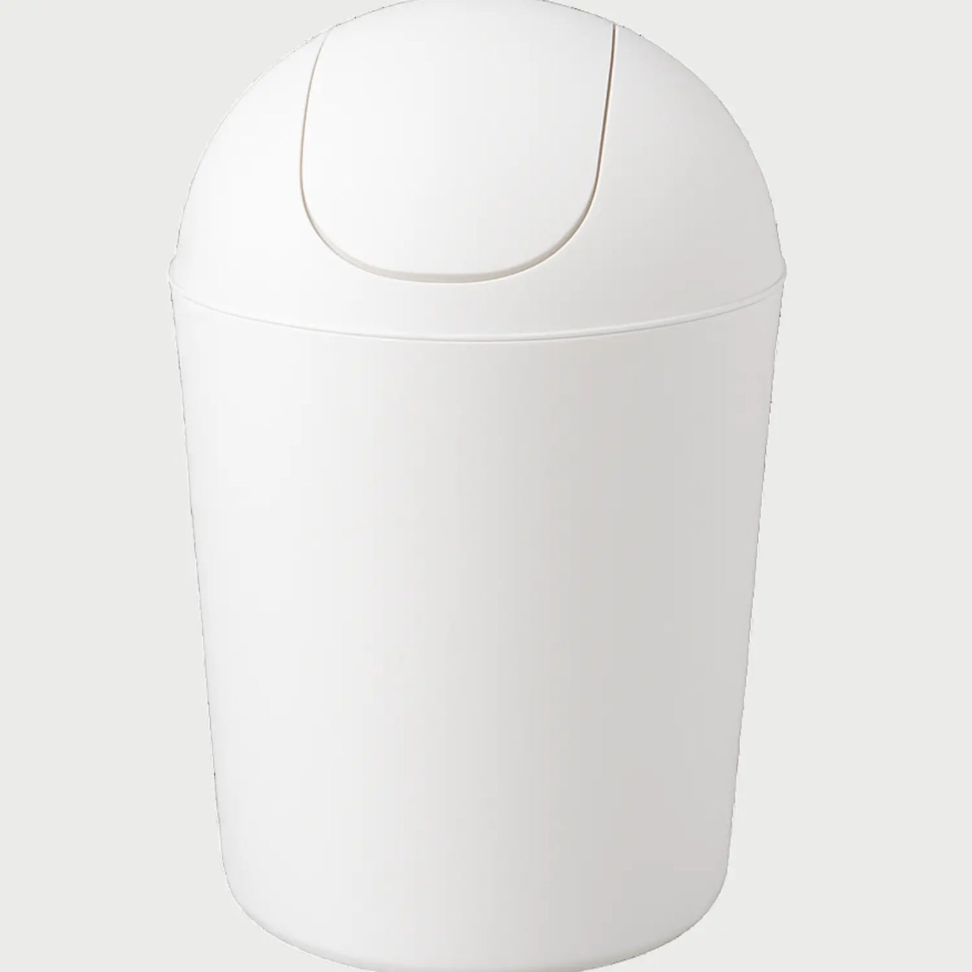 Vista frontal del bote de basura Olem en color blanco sólido; presenta un diseño cilíndrico minimalista con una tapa de domo que incluye un sistema de vaivén para un desecho higiénico.