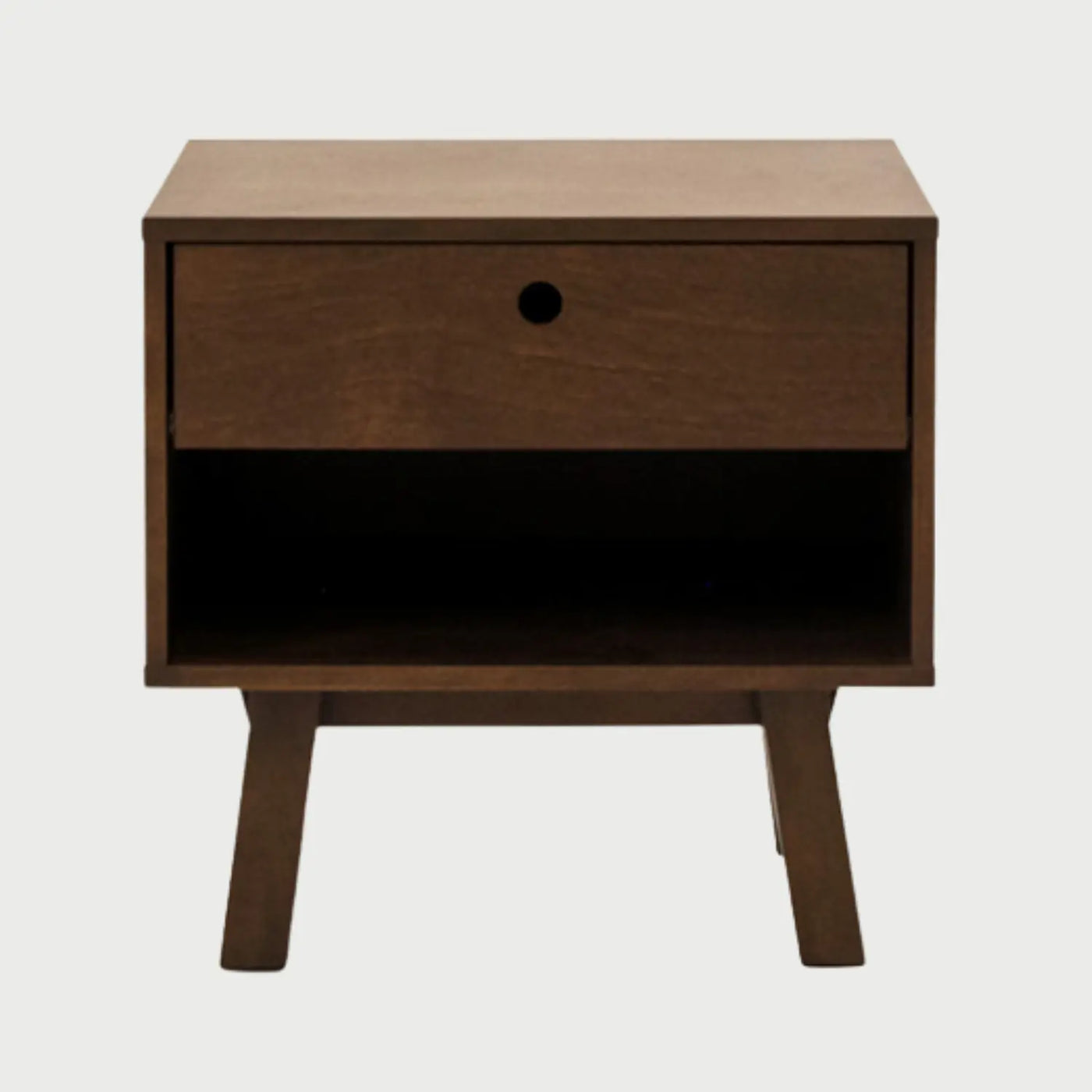 Vista frontal del buró Avilés en acabado café oscuro, con un cajón superior que incluye un tirador circular tipo uñero y un nicho de almacenamiento abierto en la parte inferior, sobre cuatro patas inclinadas.