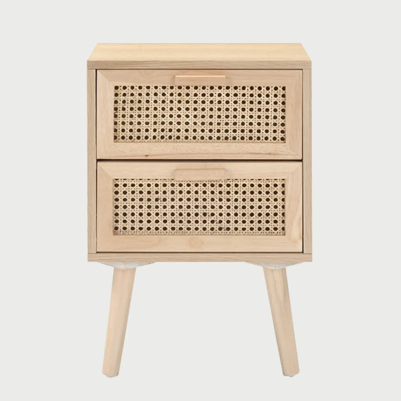 Vista frontal del buró Chontel con acabado barnizado natural, presentando dos cajones con frentes de rejilla de rattan tejida y tiradores de madera horizontales sobre patas cónicas.